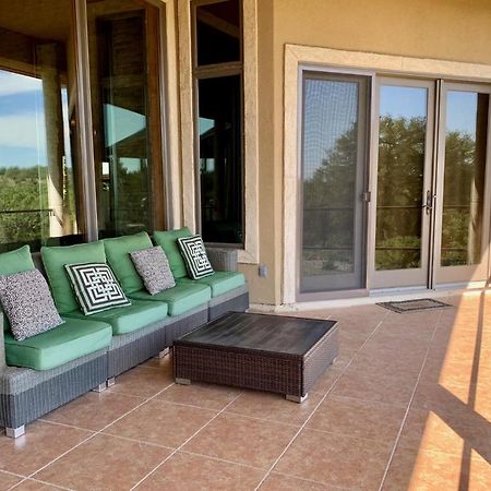 Вилла Scenic Hill Country Retreat - Rhino Ranch Нью Браунфелс Экстерьер фото