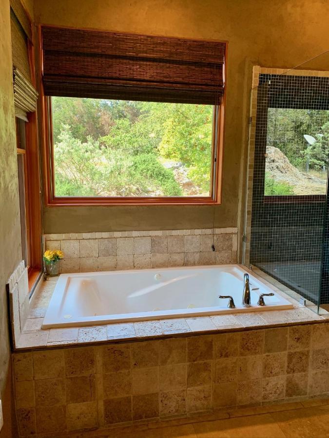 Вилла Scenic Hill Country Retreat - Rhino Ranch Нью Браунфелс Экстерьер фото