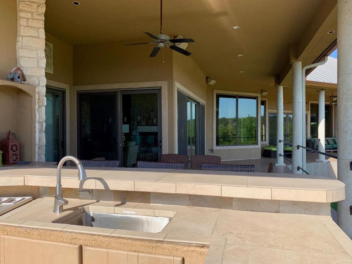 Вилла Scenic Hill Country Retreat - Rhino Ranch Нью Браунфелс Экстерьер фото