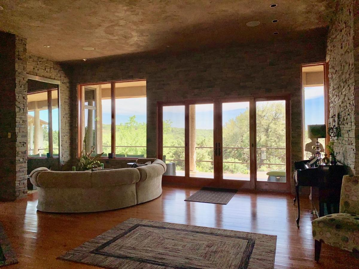 Вилла Scenic Hill Country Retreat - Rhino Ranch Нью Браунфелс Экстерьер фото
