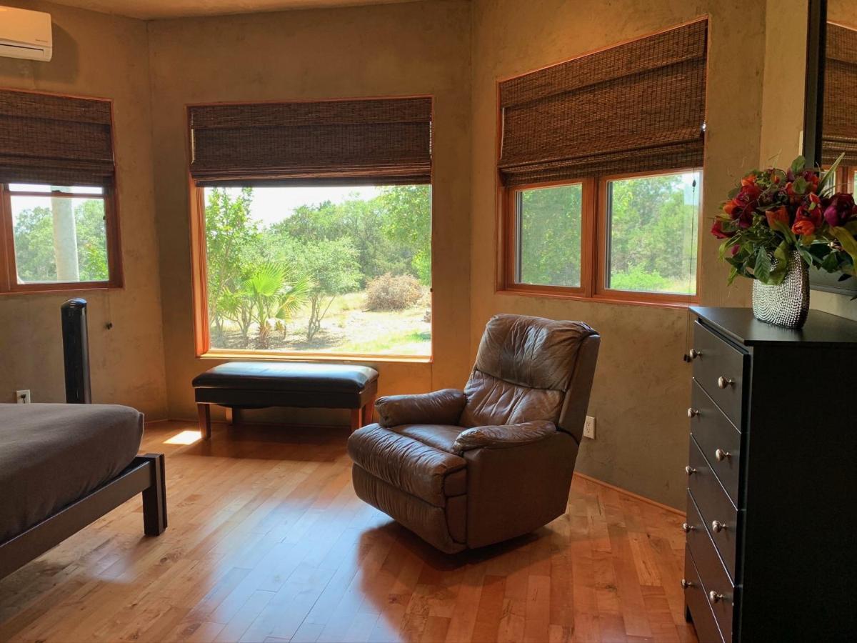 Вилла Scenic Hill Country Retreat - Rhino Ranch Нью Браунфелс Экстерьер фото