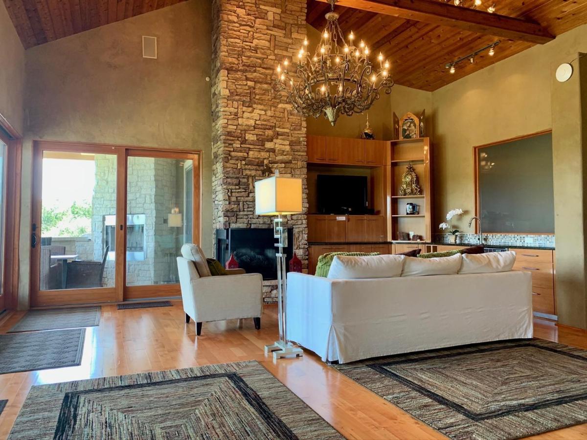 Вилла Scenic Hill Country Retreat - Rhino Ranch Нью Браунфелс Экстерьер фото